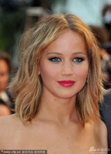 组图：珍妮弗-劳伦斯清爽现身胸部高耸