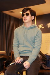 组图：李健上海演唱会彩排 戴墨镜深情演唱