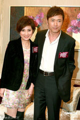 幻灯图：苗侨伟夫妻档代言 戚美珍称羡慕汪明荃