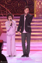 组图：群星为慈善献唱 林峰风沙磨皮关心妍上围缩水