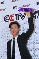 组图：音乐盛典后台群星秀奖杯