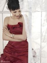 高清图：罗海琼婚纱写真优雅迷人 幸福感染身边人