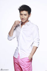 组图：李彦希清爽写真 尽显阳光型男无限活力