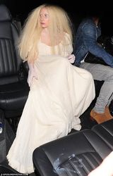 组图：Gaga伦敦全裸表演 当众脱衣豪放露三点