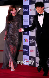 组图：金雅中灰色纱裙秀美腿 携池城亮相釜山红毯