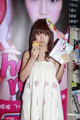 组图：郭书瑶旺角宣传新专辑 遭男粉丝索吻尴尬躲避