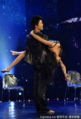 组图：金星《舞林》旗袍装亮相 与方俊激烈争执