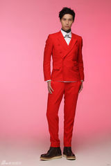 组图：严爵最新写真曝光 大红西装显另类风