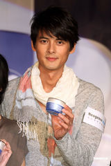 组图：陈怡蓉郭品超亲密代言 现场示爱热度破表