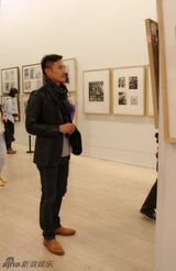 组图：耿乐漫步中国美术馆 赏昔日画作抒情怀