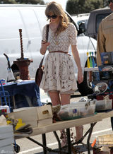 高清图：泰勒-斯威夫特穿白色蕾丝裙逛跳蚤市场