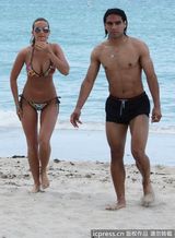 组图：球星法尔考海中爱抚娇妻 舔肚脐极度高调