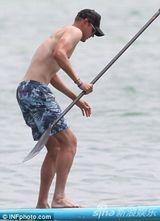 组图：27岁英板球型男出海 金发美女不慎落水