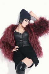 组图：蔡妍百变造型拍封面大片 尽显成熟韵味