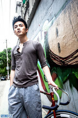 组图：陈晓【演员】变身涂鸦少年 骑山地车潮范儿十足
