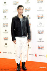 组图：巩新亮化身野性美人鱼  李菲儿透视装抢镜