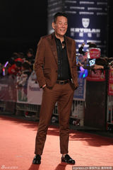 组图：金钟视帝候选人龙劭华棕色西装亮相