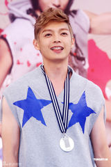 高清图：飞轮海为新专辑签唱 帅气亮相大秀肌肉