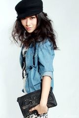 组图：刘思彤新写真展酷帅本色 白衫显洒脱气质