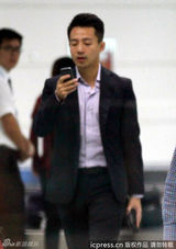 汪小菲西装笔挺疑开发新市场 努力赚钱养家(图)