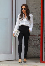 组图：贝嫂维多利亚帅气黑白配 抱小七出镜