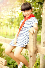 组图：张子枫沐浴阳光  海魂衫红领巾可爱动人