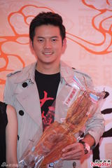 组图：《大稻埕》沿街发红包 猪哥亮隋棠亮相