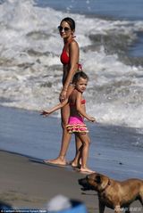 组图：妮可-里奇携子女沙滩戏水 摆POSE乐开怀