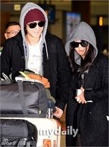 组图：文根英金汎(金范)公开恋情后首亮相牵手回国