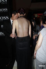 组图：杨千嬅大尺度性感秀美背 刘青云夫妇亮相