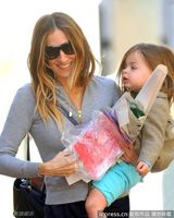 组图：杰西卡-帕克接女儿放学妹妹得宠姐姐吃醋