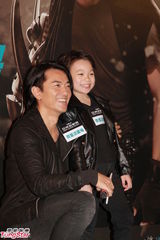 组图：游戏机迷郑伊健游戏展与小粉丝同乐