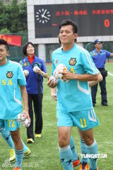 组图：明星足球队踢友谊赛 谭咏麟黄日华上场拼球技