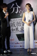 组图：戚薇纯白色装扮登场 签约海蝶发首张专辑