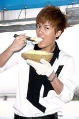 组图：吴克群为新专辑庆功 展现帅气笑容