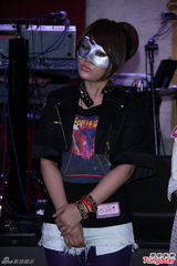 组图：戴爱玲新专辑即将发行 为14对男女牵红线