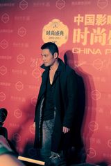 组图：邵兵荣膺最美银幕硬汉 强势归来魅力飞遍