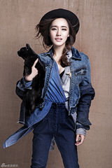 组图：王智手抱黑猫拍大片 巧搭牛仔个性魅力