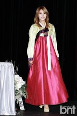 组图：韩团AOA成员身着韩服亮相签名会