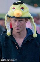 组图：哈里王子扮愤怒的小鸟 大展乒乓球技