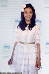 组图：大S白裙飘飘现身北京 头顶棉花蝴蝶结似少女