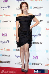 组图：韩星李珉廷秀香肩 泫雅等出席活动