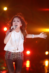 组图：周笔畅玩谢耳朵乐器 邓紫棋黑丝秀腿