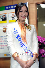 组图：韩星李敏英摆脱离婚阴影 5年后首次公开亮相