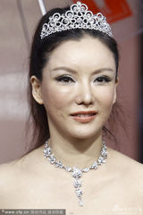 组图：《战争女王》剧组彭丹胡兵亮相红毯