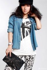 组图：刘思彤新写真展酷帅本色 白衫显洒脱气质