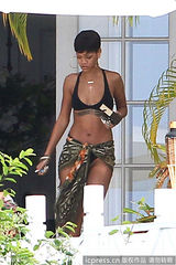 组图：蕾哈娜比基尼海岛度假 翅膀纹身抢眼