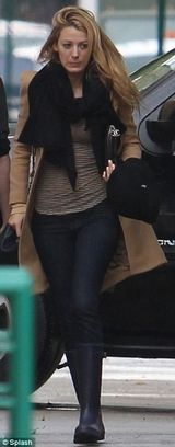 组图：莱弗利戴钻戒现身片场 超大黑围巾抢眼