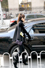 组图：林鹏剧组失意独自逛街扫货 见镜头花容失色