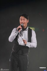 组图：黎明香港开唱陈小春任嘉宾 甄子丹助阵捧场